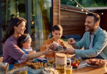 Cómo la cena familiar favorece el bienestar de los niños Cómo la cena familiar favorece el bienestar de los niños