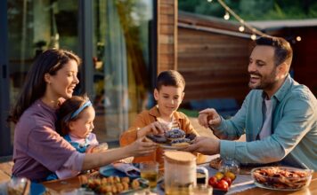 Cómo la cena familiar favorece el bienestar de los niños Cómo la cena familiar favorece el bienestar de los niños