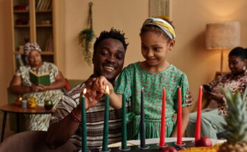 Nuevo sello de USPS celebra las tradiciones de Kwanzaa Nuevo sello de USPS celebra las tradiciones de Kwanzaa