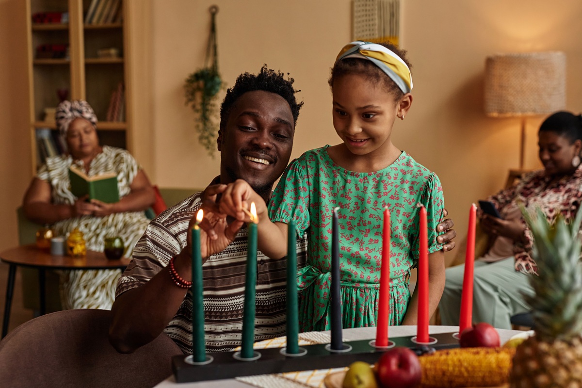 Father Helping Daughter to Light Candles Nuevo sello de USPS celebra las tradiciones de Kwanzaa