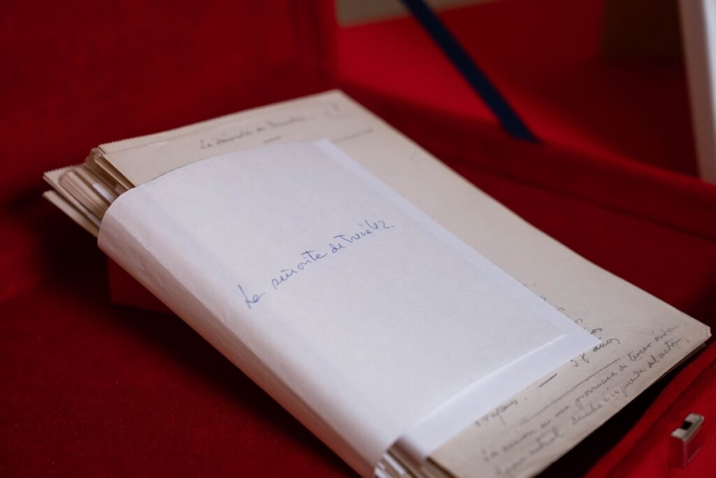 Instituto Cervantes incorpora manuscrito, pluma y retrato de Carlos Arniches