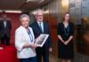 Instituto Cervantes incorpora manuscrito, pluma y retrato de Carlos Arniches Instituto Cervantes incorpora manuscrito, pluma y retrato de Carlos Arniches