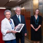 Instituto Cervantes incorpora manuscrito, pluma y retrato de Carlos Arniches