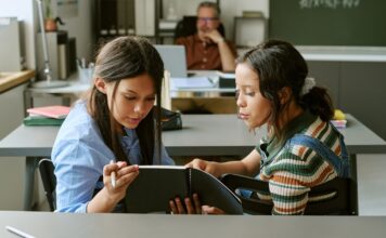 La OCDE detecta una escasez docente que las vacantes no muestran La OCDE detecta una escasez docente que las vacantes no muestran