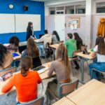 Un año más de secundaria redujo diagnósticos de demencia en estudio británico
