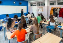 Un año más de secundaria redujo diagnósticos de demencia en estudio británico