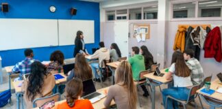 Un año más de secundaria redujo diagnósticos de demencia en estudio británico